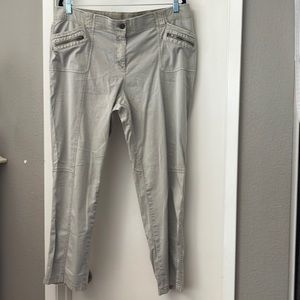 Euc Chico’s Flat Front Low Rise Capris.